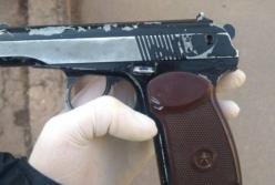 В Виннице пьяный мужчина угрожал пистолетом собственной дочери