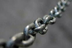 В Луганской области родители держали на цепи 6-летнего ребенка (фото)