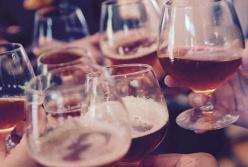 Что разбавлять, а что закусывать: специалисты рассказали, как правильно пить алкоголь