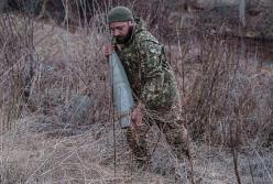 Українським солдатам доводиться шукати російські снаряди по болотах і мінних полях 