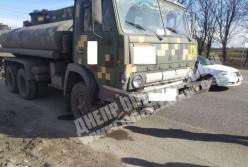 В Днепре авто на скорости влетело в колонну военных (фото, видео)