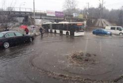 В Киеве затопило дорогу возле метро Сырец (фото, видео)