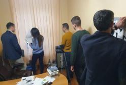 НАБУ проводит обыски в помещении телеканала "Думская" (видео)