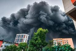 Владивосток у вогні та диму, згорів величезний склад побутової техніки (відео)
