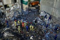 У Дарницькому районі Києва вже 16 загиблих: болючі кадри вилучення тіла дитини з-під завалів (відео)