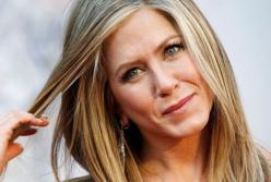 50-летняя Дженнифер Энистон засветила обнаженную грудь под жакетом (фото)