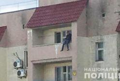 Под Киевом копы спасли мужчину от самоубийства: хотел броситься с 9 этажа (видео)
