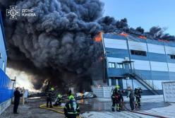 Задимлення на десятки кілометрів: Київ накрило димом через масштабну пожежу складів (відео)