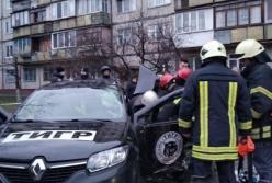 В Киеве автомобиль въехал в остановку: водитель погиб, еще двое травмированных (фото)