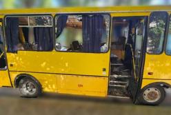 Окупанти з самого ранку вдарили дроном по маршрутці з людьми у Херсоні, є загиблі (фото)
