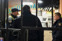 В Киеве мать задержанного напала на полицейского (фото, видео)