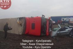 Под Киевом грузовик раздавил авто: пострадали дети (фото)