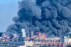 РФ уничтожила второй по величине зерновой терминал в Украине: фото и видео складов в огне