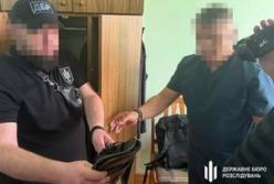 ДБР викрило лікаря з Рівного, який вимагав хабарі за висновки для ВЛК