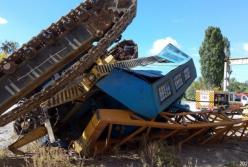В Харькове перевернулся кран с водителем (фото)