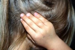 Била ногами по лицу: в Запорожье девочка-подросток публично издевалась над сверстницей