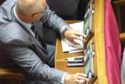 В АП Зеленского готовят нардепам наказание за прогулы и кнопкодавство