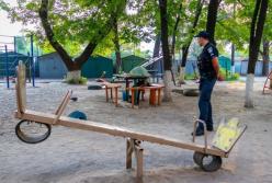 В Днепре на детской площадке нашли мертвого мужчину в зеленке (фото, видео)