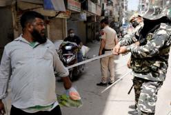 В Индии полиция палками заставляет людей соблюдать режим карантина при коронавирусе (видео)