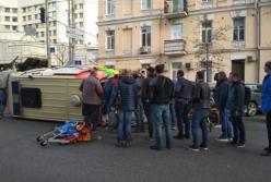 В Киеве легковушка протаранила скорую (фото, видео)