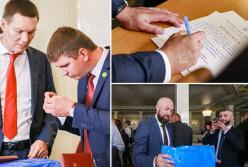Что подарили нардепам в загадочных синих пакетах (фото)