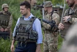Зеленский совершил поездку на линию фронта (фото)