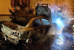 В Киеве вспыхнул пожар: машина выгорела дотла (фото)