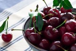 Приводит к набору веса: украинцев предупредили об опасности популярной ягоды