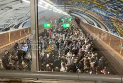 Колапс у Києві через повітряну тривогу: у метро зламався поїзд, а на дорогах шалені затори (відео)
