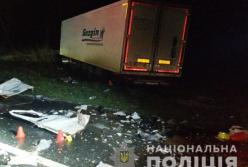 На Львовщине автобус врезался в фуру, три человека погибли (фото)