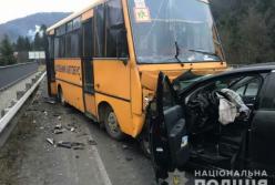 На Львовщине школьный автобус попал в ДТП: есть пострадавшие (фото)