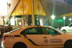В Киеве автомобиль въехал в летнюю террасу McDonald's, есть пострадавшие