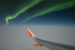 Пассажир снял поразительно северное сияние из окна самолета (фото)
