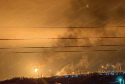 Влучання у кілька нафтових заводів у Росії, удари по енергетиці: подробиці та вогняні відео