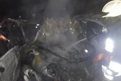 Под Днепром на стоянке сгорели четыре автомобиля (фото)