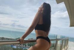 Настя Каменских в бикини устроила сексуальные танцы на пляже (видео)