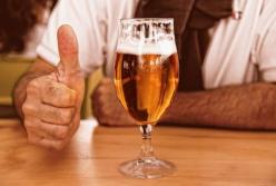 Медики объяснили, кому полезно пить пиво