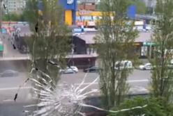 В Киеве на Троещине из автомата обстреляли рынок: пули попали в жилые дома (фото)