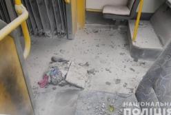 В Киеве от "коктейля Молотова" загорелся троллейбус с пассажирами (фото)