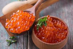 Названы польза и вред красной икры 