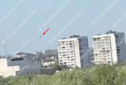 Приліт двох шахедів по дитячому садочку в Сумах, коли малеча йшла на заняття: відео моменту удару