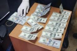 В Херсонской области на валютной взятке задержали налоговика (фото)