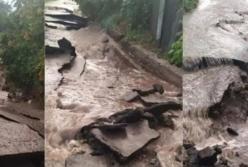 В Изюме мощный ливень смыл асфальт и полностью разрушил дорогу (видео)