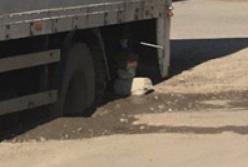 В Харькове грузовик провалился под асфальт (фото)