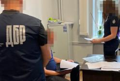 Працівник ТЦК на Закарпатті на ніч прикував чоловіка кайданками до металевої драбини 