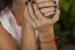 Для чего люди носят красную нитку на руке и почему это бред