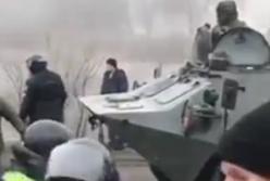 Протесты на Полтавщине против эвакуированных из Китая: под Санжары подтянули БТРы