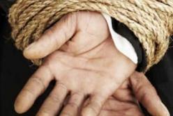 Пытали паяльником и оставили умирать: банда неизвестных похитила мужчину на Киевщине