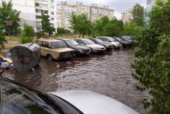 Деревья вырывало с корнем, а дороги затопило: в Киеве прошел мощный ливень (фото, видео)