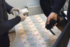 Чиновницу Госслужбы морского и речного транспорта поймали на крупной взятке (фото)